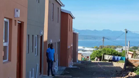 Watch: Provincial Minister of Infrastructure, Tertuis Simmers, at Qolweni to handover the last batch of phase 1 houses