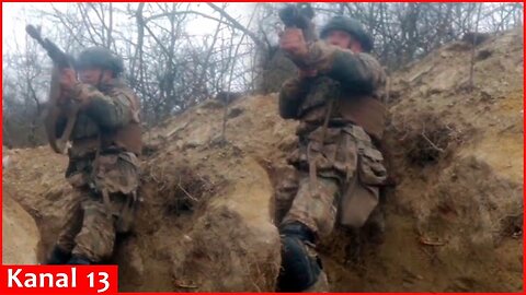 Ukrainian soldier fighting against Russians in the trench alone – combat footage
