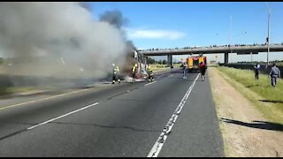 Buses stoned, set alight as Cape Town taxi strike turns violent (naz)