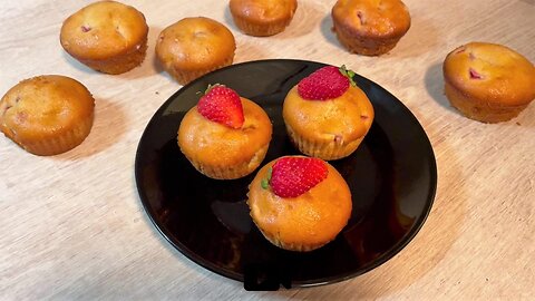 Quick & Easy Strawberry Muffins Recipe / Muffins με κομματάκια Φράουλας