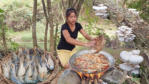 Yummy! Lobster soup spicy with wild mushroom plant - Solo cooking of Survival in forest