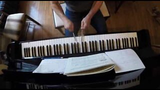 Jouer du piano avec... des baguettes!