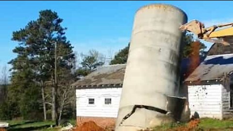 La démolition d'un silo ne se passe pas comme prévu