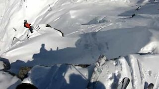 Une spectaculaire chute à ski en France