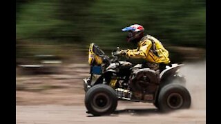 Un saut en quad se termine dans la douleur