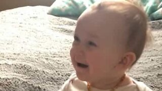 Bebé emociona-se a ver um vídeo dela com o pai