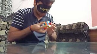 Estudante resolve Cubo de Rubik de olhos vendados!