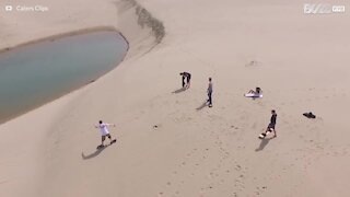 Ekstreme sandboard tricks i Oregon