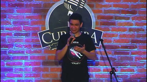 Igor Guimarães faz propaganda do cardapio do Curitiba Comedy Club