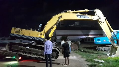 Excavator Unloading From Truck is Incredible! Excavator Unloading in Low Bed Truck By Skill Operator