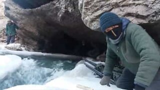 Äventyrsälskare tvärsar en flod som är 3000 meter över havet