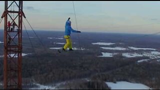 Vovehals slackliner fra Ruslands højeste tårn