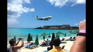 Plane landing St Martin 2