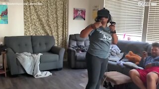 Cette femme se cogne à la télé en faisant un jeu de réalité virtuelle