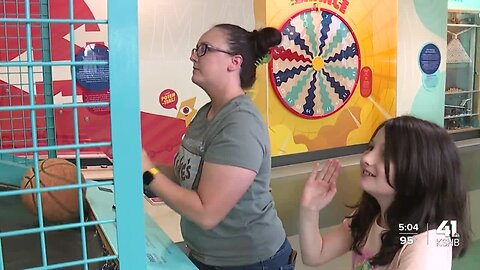 Families flock inside Union Station to avoid heat wave