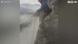 Il réalise un salto en parachute depuis une falaise