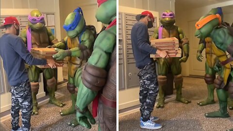 Pizza delivery guy gets surprised by the Teenage Mutant Ninja Turtles