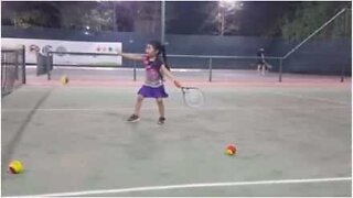 Cette fillette de 4 ans est une impressionnante joueuse de tennis