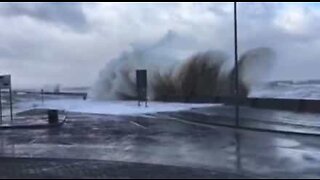 Tempestade Eleanor forma ondas gigantes no Reino Unido