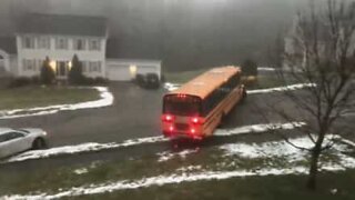 Skolebuss med farlig tap av kontroll på en isete vei