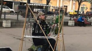 Cet homme fait de la musique avec des bouteilles!