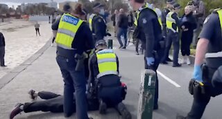 Australian Police violently arrest couple for not wearing masks