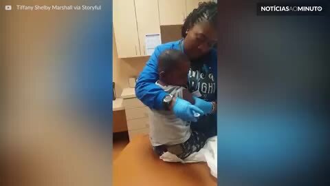 Enfermeira acalma criança durante injeção... dando-lhe 5 dólares!
