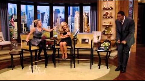 Hayden Panettiere Scares Michael Strahan on "LIVE with Kelly and Michael"