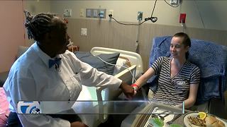 Hospital worker spreads joy through her voice