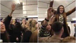 Folkemængde synger enstemmigt på en af Londons metrostationer