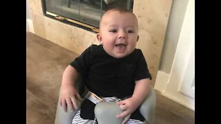 Bebê adora passear pela casa sentado num Roomba