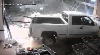 Thieves destroy a pickup truck to rob a convenience store in the US
