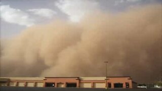 Tempestade areia assustadora atinge cidade no Texas