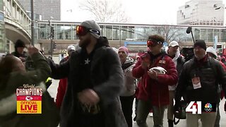 Patrick Mahomes arrives at Union Station for pep rally