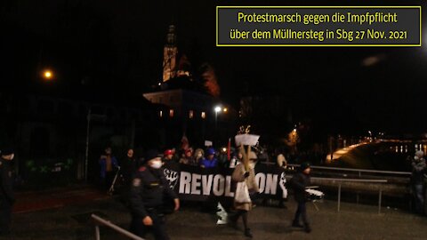 Protestmarsch gegen die Impfpflicht über dem Müllnersteg in Sbg 27 Nov. 2021