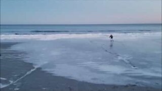 Skøjteløb på stranden? Se hvor koldt der var i Maine, USA
