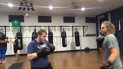 Play sparring kickboxing class