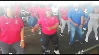 SOUTH AFRICA - Durban - Taxi driver exercise to say health (Video) (Sez)