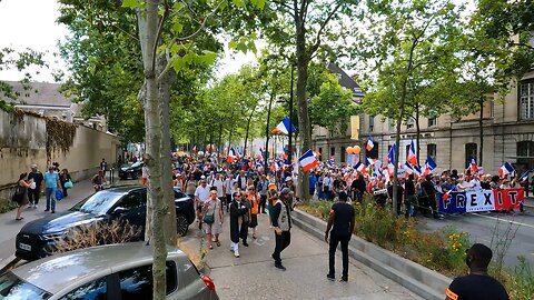 Manifestation pour le FREXIT Place Denfert Rochereau à Paris le 08/07/2023 - Vidéo 2