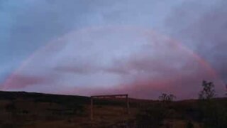Une arc-en-ciel se forme après minuit en Islande