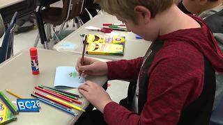 Oshkosh students create Holiday Mail for Heroes