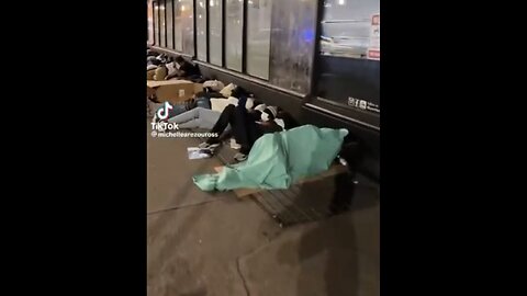 MIGRANTS SLEEP🃏🛌ON THE STREETS AND SIDEWALKS IN NEW YORK CITY🛏️🌆🐚💫