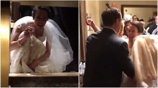 Brud fastnar i hiss på sin bröllopsdag
