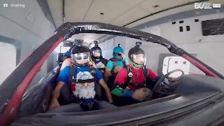 Vovehals skydiver i en bil