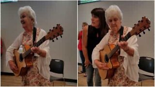 Senhora de 90 anos canta sobre o envelhecimento em aniversário