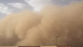 Tempestade de areia torna o dia em noite