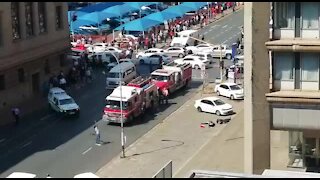 Firefighter falls from burning government building in Joburg CBD (7hv)