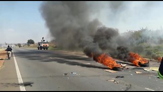 Eldorado Park residents block off N12 in Johannesburg with burning tyres in apparent housing protest. (wuj)