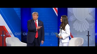 🇺🇸 Donald Trump destroza a la ridícula pseudo-periodista de Fake News CNN Kaitlan Collins [Español]