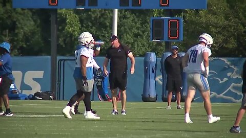 Dan Campbell again hits down-ups drill with Lions players to begin training camp